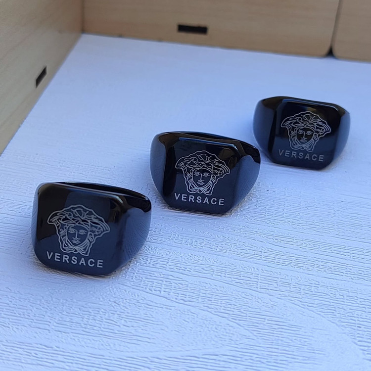 خرید انگشتر مردانه ورساچه مشکی استیل رنگ ثابت