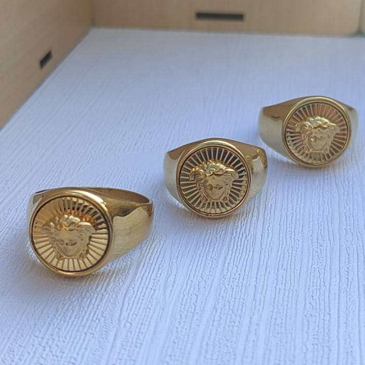 خرید انگشتر ورساچه طلایی مردانه استیل رنگ ثابت