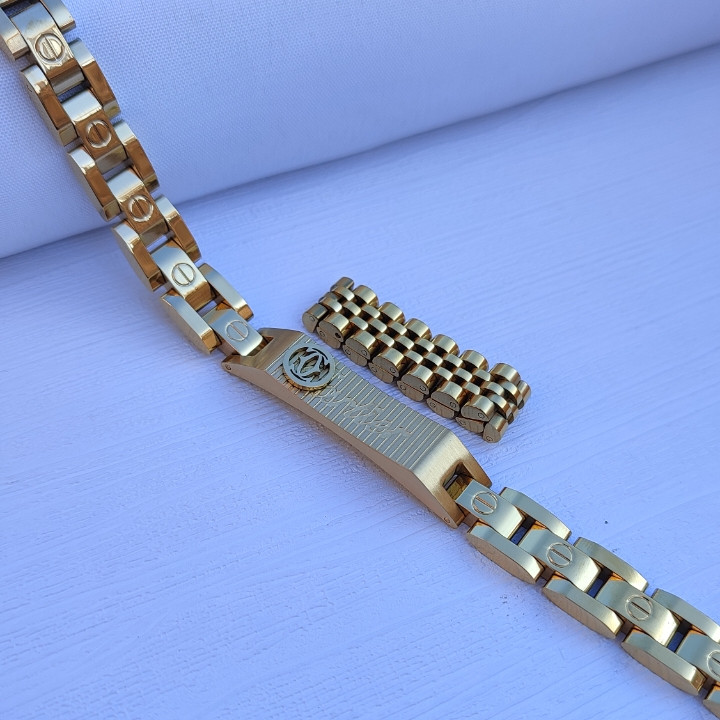 خرید دستبند مردانه کارتیه طلایی استیل رنگ ثابت