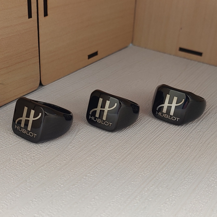 خرید انگشتر مشکی مردانه هابلوت رنگ ثابت