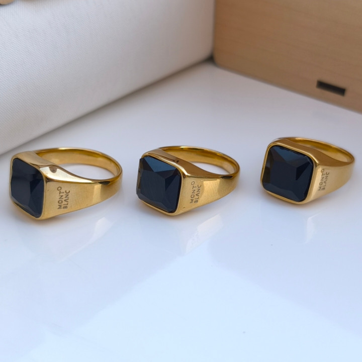 خرید انگشتر مردانه طلایی نگین مشکی رنگ ثابت استیل