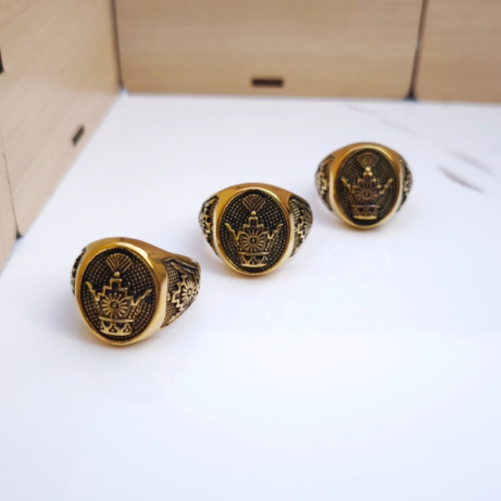 خرید انگشتر تاج مردانه طلایی استیل رنگ ثابت