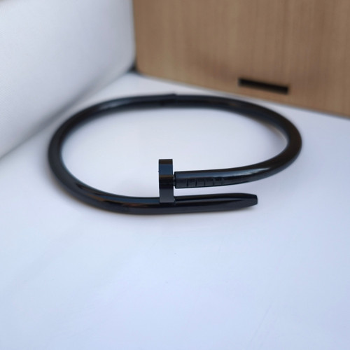 خرید دستبند مشکی مردانه طرح میخ استیل رنگ ثابت