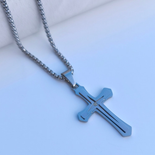 خرید گردنبند صلیب مردانه استیل رنگ ثابت نقره ای