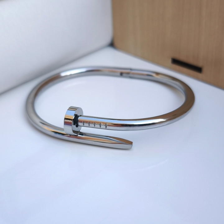 خرید دستبند استیل نقره ای پسرانه رنگ ثابت طرح میخ مناسب هدیه