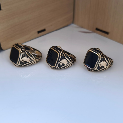 انگشتر مردانه نگین دار طلایی رنگ ثابت سیاه قلم