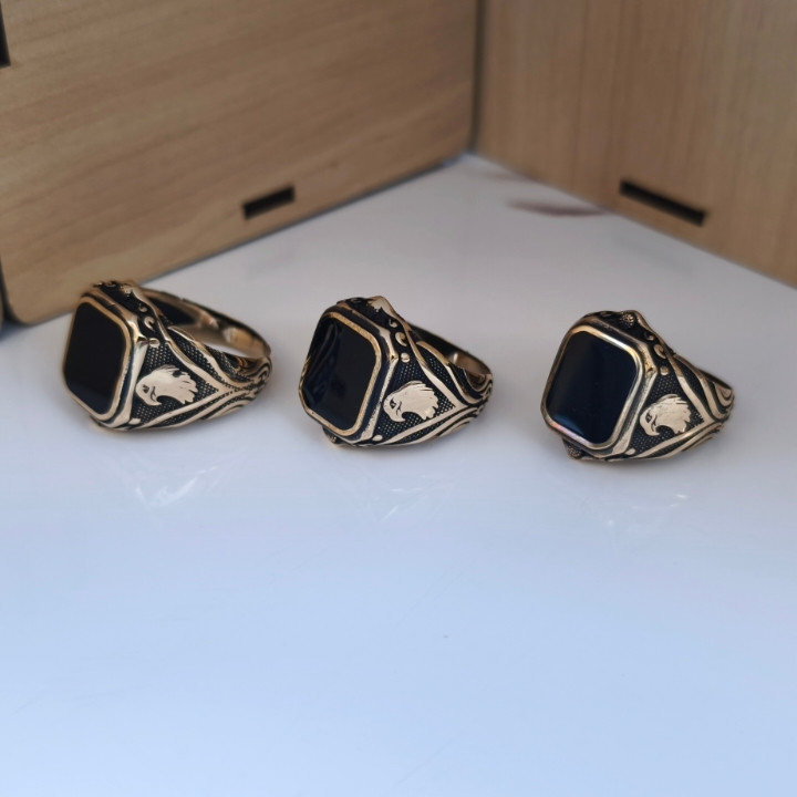 انگشتر مردانه نگین دار طلایی رنگ ثابت سیاه قلم