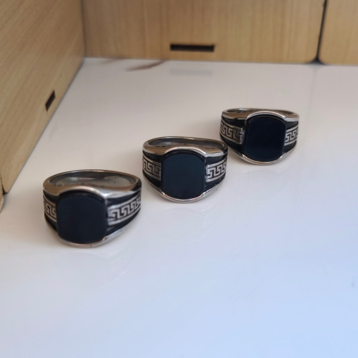 خرید انگشتر نگین دار مردانه ورساچه نقره ای شیک رنگ ثابت استیل قیمت مناسب