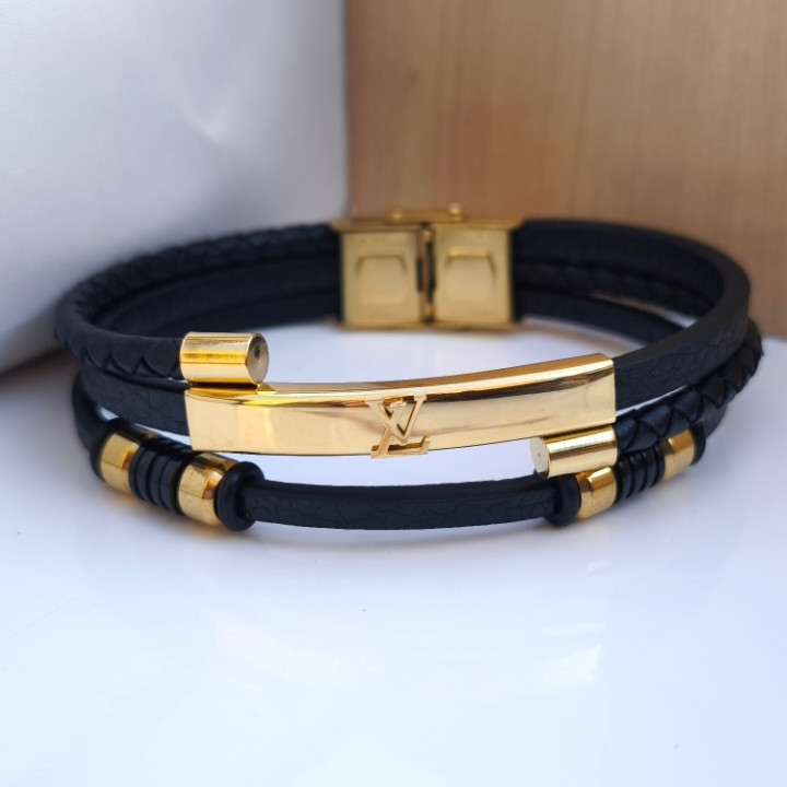 خرید دستبند چرمی چهار دور مردانه مشکی لویی ویتون شیک ارزان مناسب هدیه