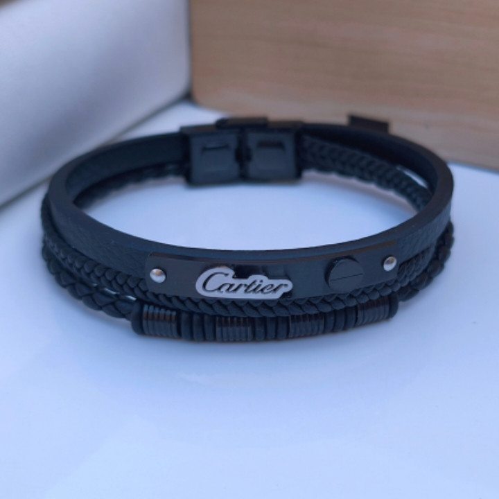 خرید دستبند مردانه چرمی کارتیر سه رج مشکی شیک ارزان مناسب هدیه تولد